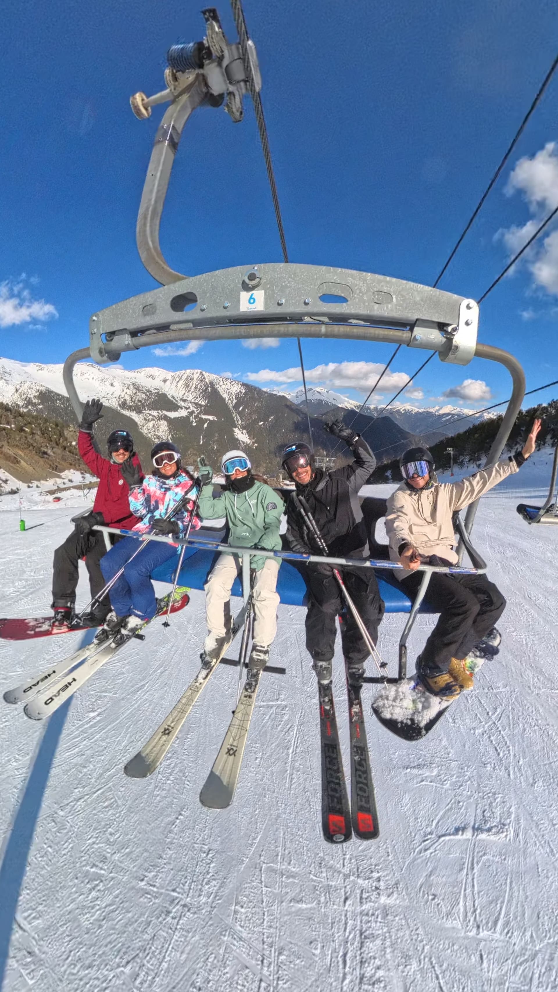 Grupo en la nieve durante Momentos Snow